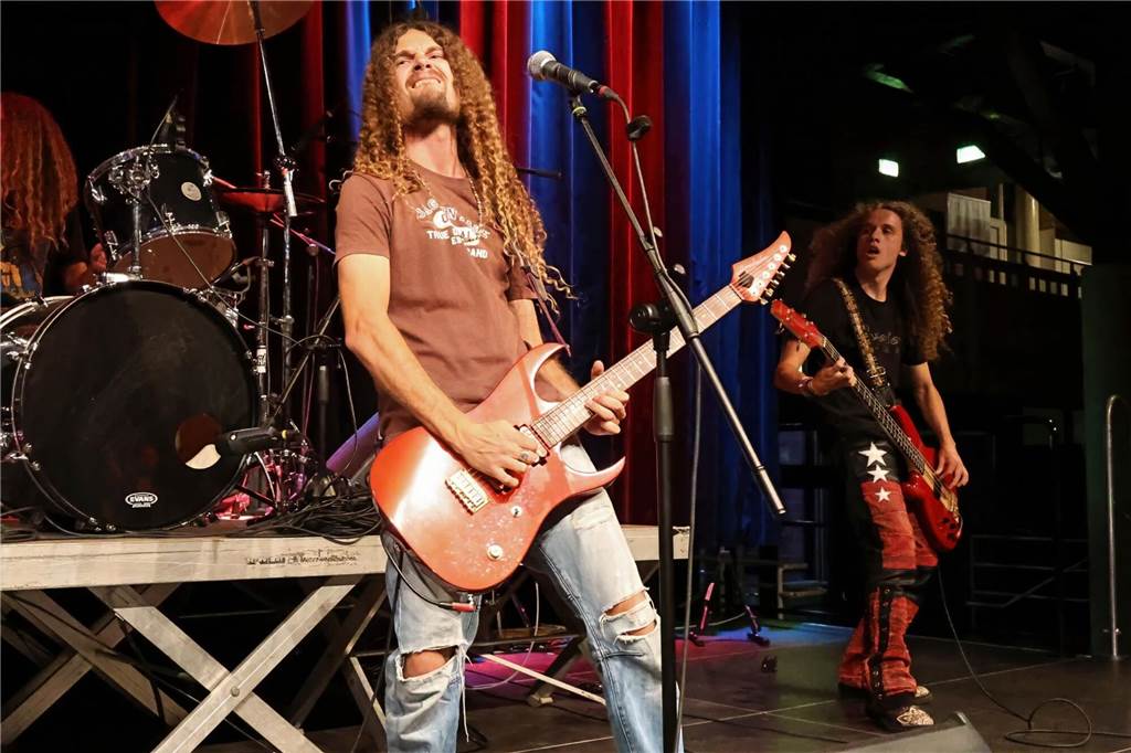Drei Bands – Yellow Couch, Greñas und als Top-Act die Australische Band Mixed up everything – sorgten für Festivalstimmung im Gemeinschaftshaus Wulfen. Nach dreieinhalb Jahren Pause wurde nicht nur gefeiert, sondern auch nostalgisch an die legendären Bar61-Zeiten angeknüpft. 