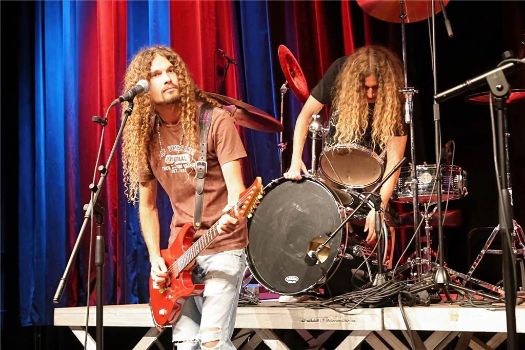 Drei Bands – Yellow Couch, Greñas und als Top-Act die Australische Band Mixed up everything – sorgten für Festivalstimmung im Gemeinschaftshaus Wulfen. Nach dreieinhalb Jahren Pause wurde nicht nur gefeiert, sondern auch nostalgisch an die legendären Bar61-Zeiten angeknüpft. 
