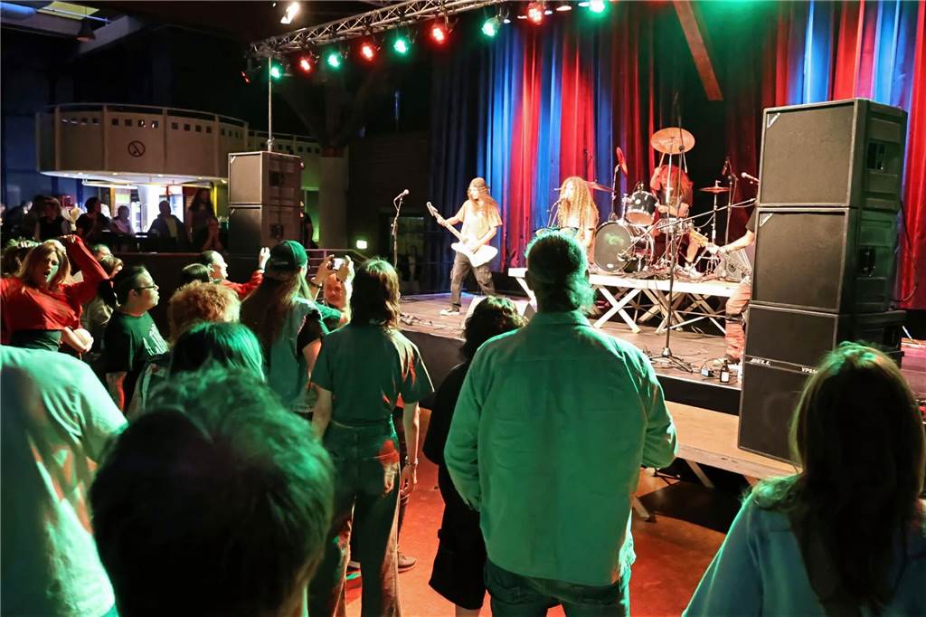 Drei Bands – Yellow Couch, Greñas und als Top-Act die Australische Band Mixed up everything – sorgten für Festivalstimmung im Gemeinschaftshaus Wulfen. Nach dreieinhalb Jahren Pause wurde nicht nur gefeiert, sondern auch nostalgisch an die legendären Bar61-Zeiten angeknüpft. 