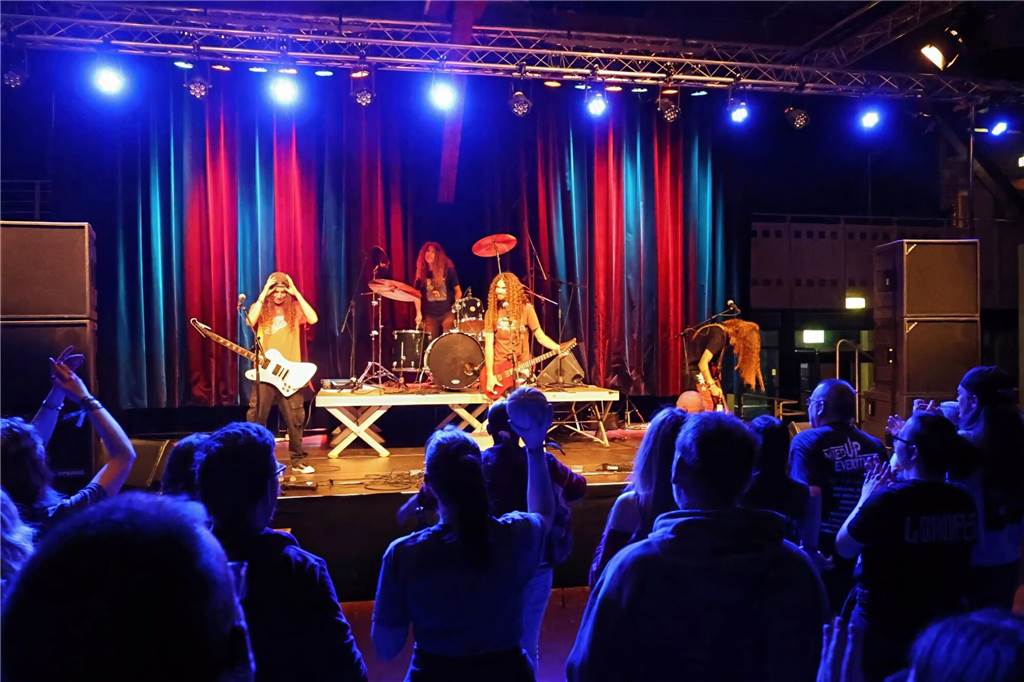 Drei Bands – Yellow Couch, Greñas und als Top-Act die Australische Band Mixed up everything – sorgten für Festivalstimmung im Gemeinschaftshaus Wulfen. Nach dreieinhalb Jahren Pause wurde nicht nur gefeiert, sondern auch nostalgisch an die legendären Bar61-Zeiten angeknüpft. 