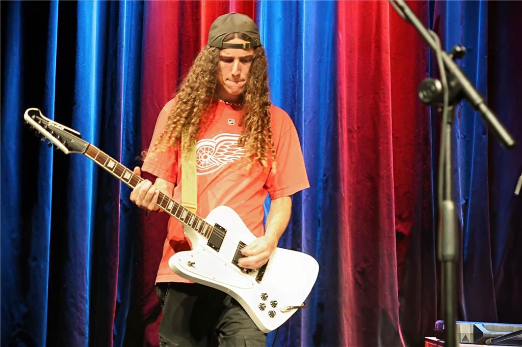Drei Bands – Yellow Couch, Greñas und als Top-Act die Australische Band Mixed up everything – sorgten für Festivalstimmung im Gemeinschaftshaus Wulfen. Nach dreieinhalb Jahren Pause wurde nicht nur gefeiert, sondern auch nostalgisch an die legendären Bar61-Zeiten angeknüpft. 