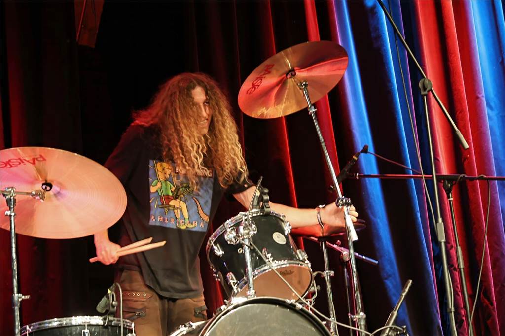 Drei Bands – Yellow Couch, Greñas und als Top-Act die Australische Band Mixed up everything – sorgten für Festivalstimmung im Gemeinschaftshaus Wulfen. Nach dreieinhalb Jahren Pause wurde nicht nur gefeiert, sondern auch nostalgisch an die legendären Bar61-Zeiten angeknüpft. 