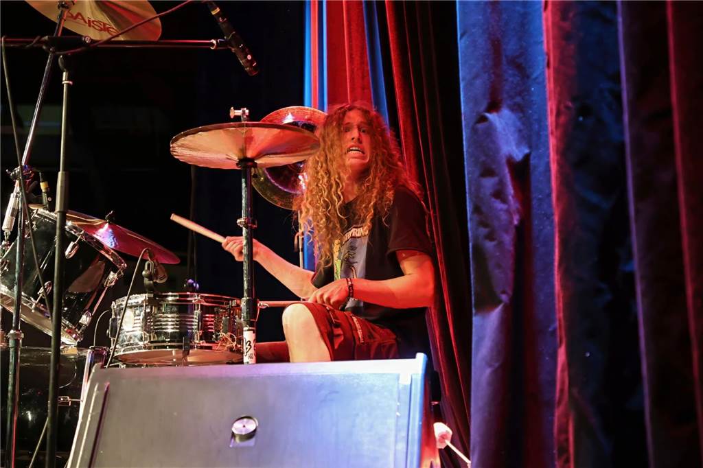 Drei Bands – Yellow Couch, Greñas und als Top-Act die Australische Band Mixed up everything – sorgten für Festivalstimmung im Gemeinschaftshaus Wulfen. Nach dreieinhalb Jahren Pause wurde nicht nur gefeiert, sondern auch nostalgisch an die legendären Bar61-Zeiten angeknüpft. 