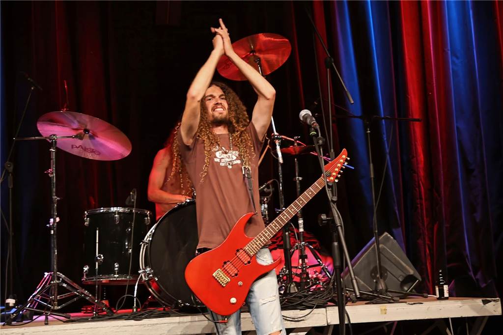 Drei Bands – Yellow Couch, Greñas und als Top-Act die Australische Band Mixed up everything – sorgten für Festivalstimmung im Gemeinschaftshaus Wulfen. Nach dreieinhalb Jahren Pause wurde nicht nur gefeiert, sondern auch nostalgisch an die legendären Bar61-Zeiten angeknüpft. 
