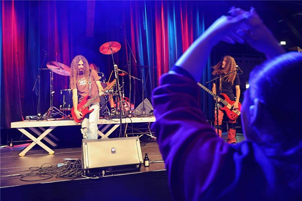Drei Bands – Yellow Couch, Greñas und als Top-Act die Australische Band Mixed up everything – sorgten für Festivalstimmung im Gemeinschaftshaus Wulfen. Nach dreieinhalb Jahren Pause wurde nicht nur gefeiert, sondern auch nostalgisch an die legendären Bar61-Zeiten angeknüpft. 
