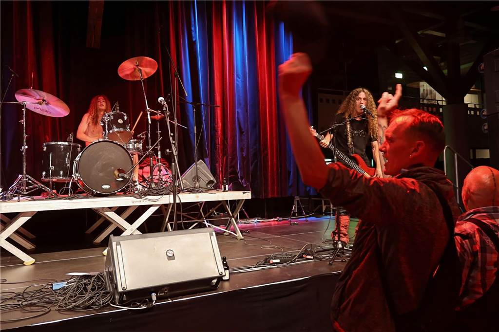 Drei Bands – Yellow Couch, Greñas und als Top-Act die Australische Band Mixed up everything – sorgten für Festivalstimmung im Gemeinschaftshaus Wulfen. Nach dreieinhalb Jahren Pause wurde nicht nur gefeiert, sondern auch nostalgisch an die legendären Bar61-Zeiten angeknüpft. 