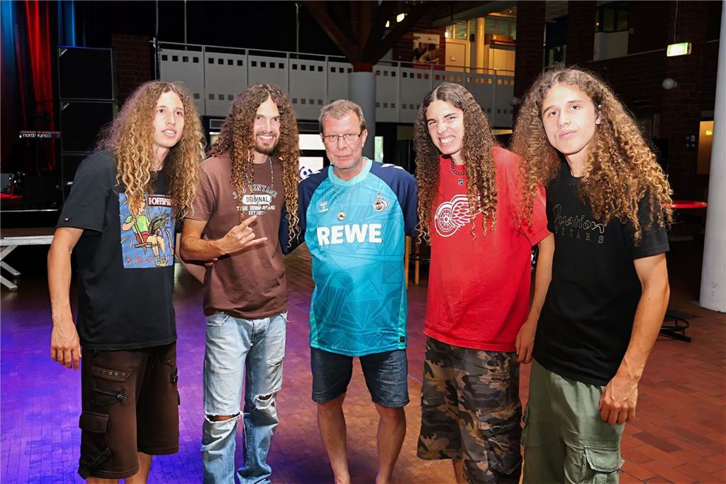 Drei Bands – Yellow Couch, Greñas und als Top-Act die Australische Band Mixed up everything – sorgten für Festivalstimmung im Gemeinschaftshaus Wulfen. Nach dreieinhalb Jahren Pause wurde nicht nur gefeiert, sondern auch nostalgisch an die legendären Bar61-Zeiten angeknüpft. 
