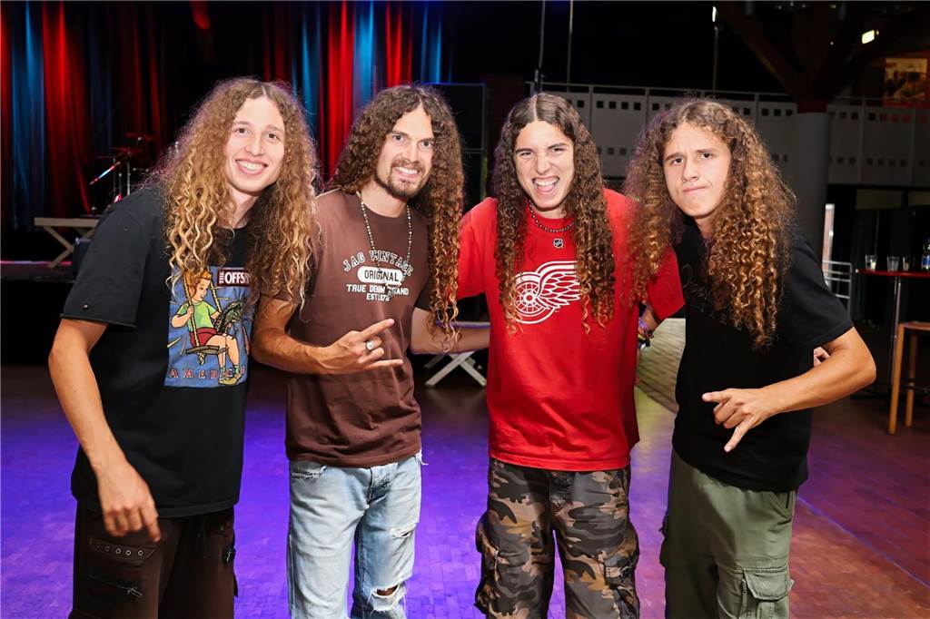 Drei Bands – Yellow Couch, Greñas und als Top-Act die Australische Band Mixed up everything – sorgten für Festivalstimmung im Gemeinschaftshaus Wulfen. Nach dreieinhalb Jahren Pause wurde nicht nur gefeiert, sondern auch nostalgisch an die legendären Bar61-Zeiten angeknüpft. 