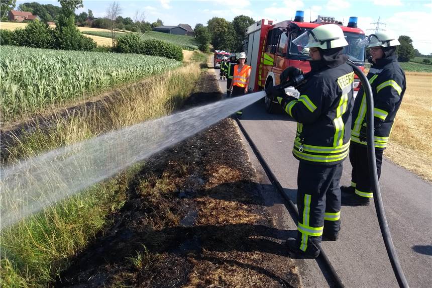 Feuerwehr löscht gleich drei Brände an einem Tag und warnt die Bevölkerung Drei Brände an einem Tag bezeugen die aktuell hohe Waldbrandgefahr. Die Freiwillige Feuerwehr Werne warnt: „Werfen Sie keine brennenden Gegenstände aus dem Fenster des Fahrzeugs.“