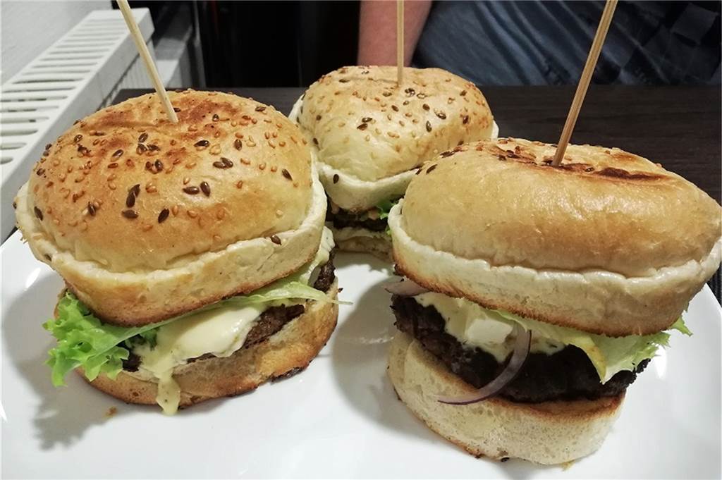 Route 66 – hier würde es auch dem Ami bestens schmecken Drei Burger auf einem Schlag: Der Classic-Burger (hinten), der Country-Burger (rechts) und der Hawaii-Burger (links).
