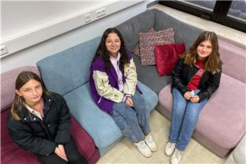 Drei der ursprünglich fünf Jurorinnen, die über die Vergabe der Rakete entscheiden (v. l.): Emily Friers, Shaima Rhendour und Anna Weißer.