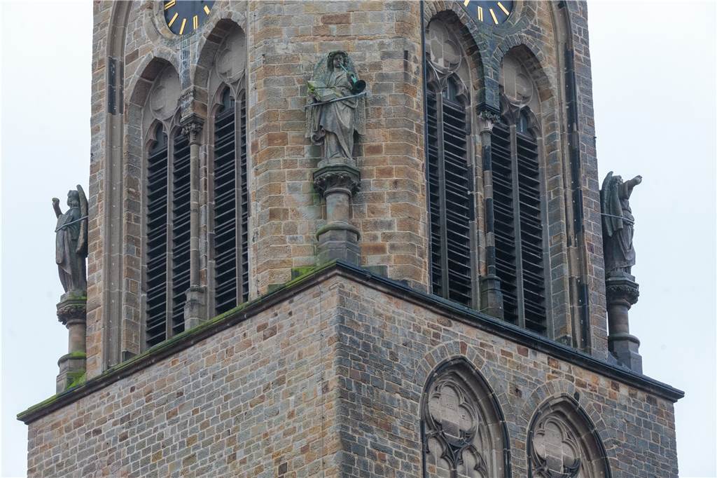 Knick in der Posaune barg Gefahr: Zwei Engel am Kirchturm ohne Instrument Drei der vier Engel des Kirchturms von St. Otger – mit und ohne Posaune.