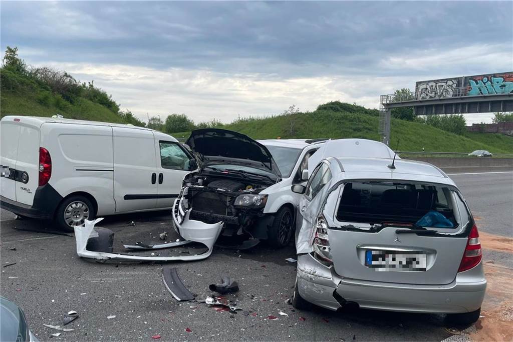 Massen-Crash auf der A40 vor BVB-Spiel: Unfall mit neun Verletzten - Autobahn gesperrt Drei der zehn am Unfall beteiligten Autos auf der A40
