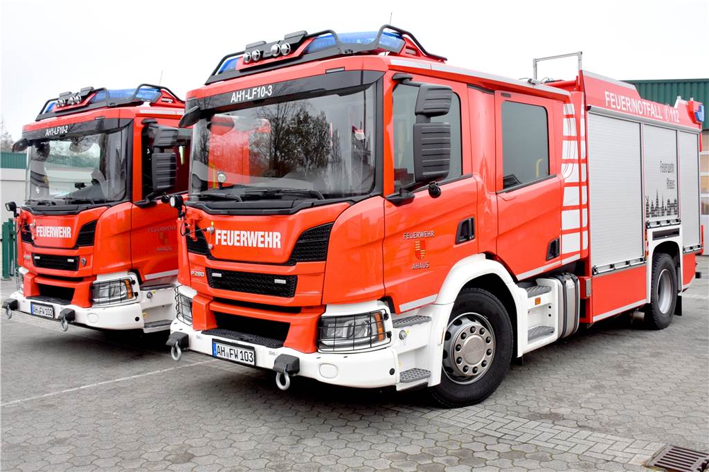 Drei neue Fahrzeuge für Feuerwehr in Ahaus, Wüllen und die Jugend Drei dieser Löschgruppenfahrzeuge sind jetzt bei der Feuerwehr in Ahaus eingetroffen. Nach fast zwei Jahren Lieferzeit und für einen fast siebenstelligen Betrag. Dennoch sei es günstiger, gleich drei Fahrzeuge anzuschaffen, als eins nach dem anderen über mehrere Haushalts-Jahre zu verteilen.