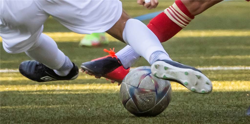 Spieltag eins im Dortmunder Amateurfußball – und drei Teams treten gar nicht erst an Zwei Fußballer kämpfen um den Ball.