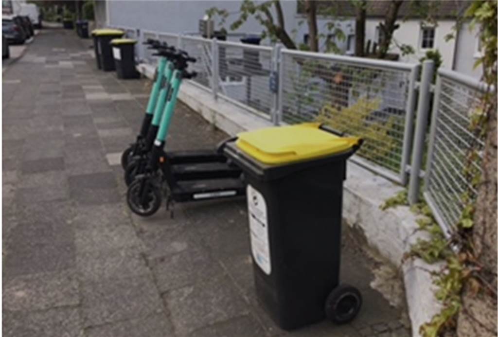 Erste Beschwerde zu E-Scootern: Wird es schwer für Tier in Castrop-Rauxel? Drei E-Scooter stehen auf dem Gehweg an der Ringstraße vor der Wohnung von Petra Stodt. Sie findet: Da stehen sie schlecht. Die Castroperin hat sich beschwert.