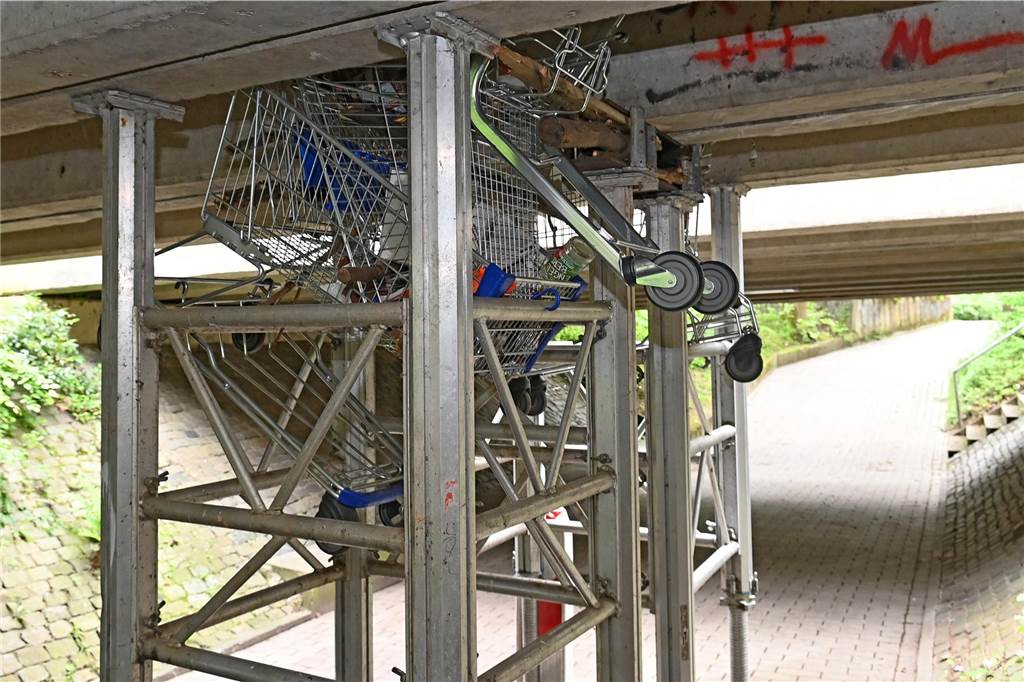 Einkaufswagen in Brücken-Stütze verkeilt: Soll das Kunst sein? Drei Einkaufswagen wurden in der Brückenstütze verkeilt.
