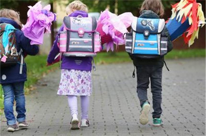 Schule beginnt in NRW: Sicherheitskampagne für Erstklässler Drei Erstklässler sind mit ihren Schultüten auf dem Weg zur Einschulung. Foto: Thomas Warnack/Archiv