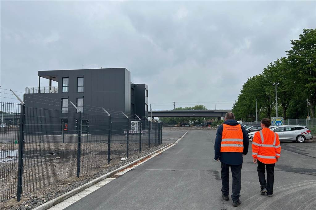 „Leitstand“ für Riesen-Baustelle ist in Betrieb: Vorarbeiten für ICE-Werk Drei Etagen mit Dachterrasse hat das Baubüro für den Bau des ICE-Werks an der Westfaliastraße.