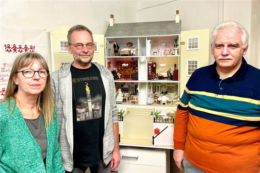Feudales Leben im Mini-Format: Puppenhaus im Heimatmuseum zeigt irre Details Drei Etagen plus Kellergeschoss haben (v.l.) Andrea und Andreas Brücher mit Raimund Schroeder aufgebaut.