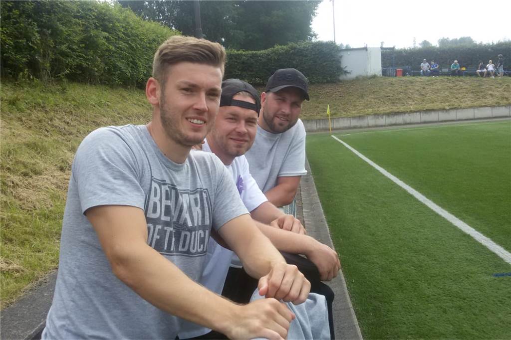 FC Frohlinde feiert Wiedersehen mit der eigenen Filiale - und zahlt Lehrgeld Drei Ex-Frohlinder sahen beim Spiel gegen den FC Castrop-Rauxel zu: (v.l.) Chris Matuszak, Dietrich Liskunov und Marc Kruska.