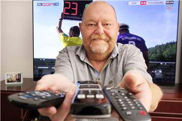 Drei Fernbedienungen und drei Vertragspartner, aber nicht das volle HD-Programm: Michael Steinhoff kommt seit seiner Kündigung bei der Telekom mit Sky nicht mehr klar, weil seine neue Anbieter-Kombination Vodafone / Unitymedia nicht alle Kanäle in HD-Qualität bedient.