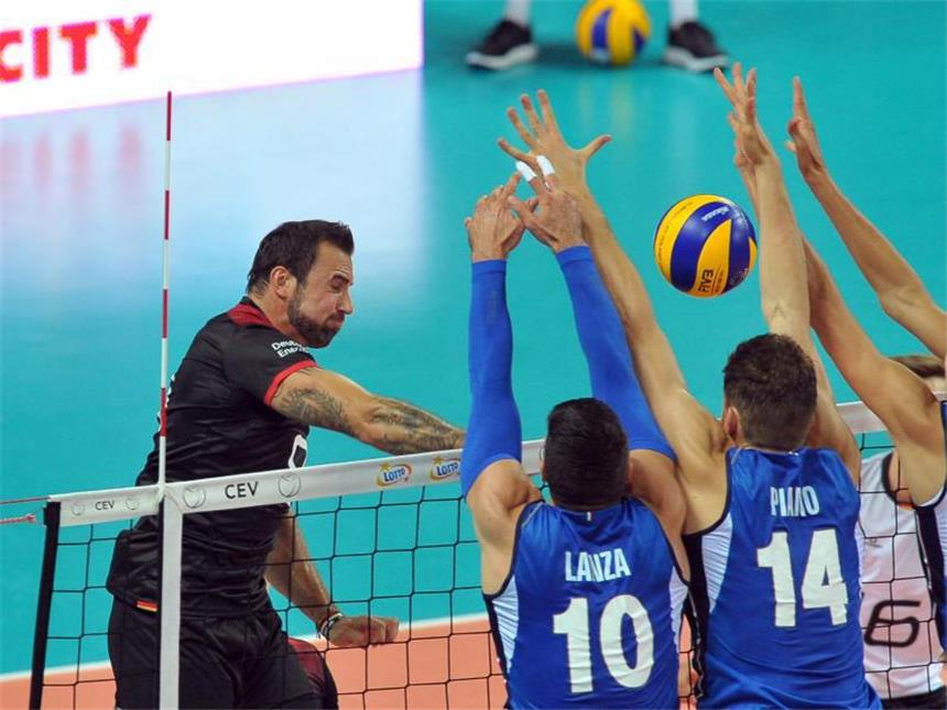 Drei gegen einen: Deutschlands Gyorgy Grozer (l-r) schmettert, drei Italiener versuchen zu blocken. Foto: Marcin Bielecki