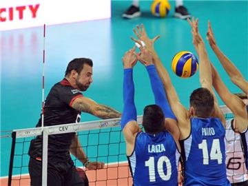 Drei gegen einen: Deutschlands Gyorgy Grozer (l-r) schmettert, drei Italiener versuchen zu blocken. Foto: Marcin Bielecki