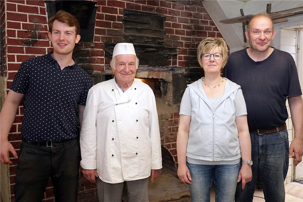 Neue Steine für historischen Backofen bei Balke: Handwerker geben alles Drei Generationen arbeiten in der Bäckerei und Konditorei Balke, v.l.: Christoph Balke, Wilhelm Balke Senior, Anja Balke und Dirk Balke. Im Bild fehlt Bäckermeister Wilhelm Balke Junior.