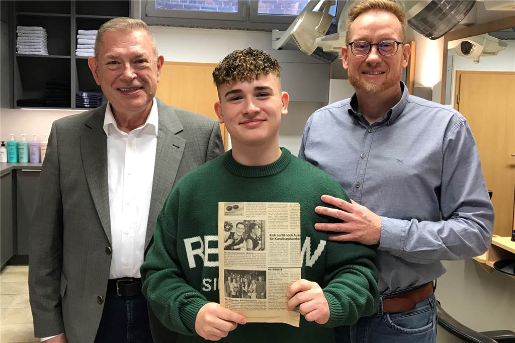 Friseurfamilie Kopp in Olfen: Die vierte Generation ist bereit Drei Generationen der Friseure Kopp in einem Bild: (v.l.) Theodor Aloysius Kopp (71), Paul Theodor Kopp (18), Theodor Holger Kopp (48).