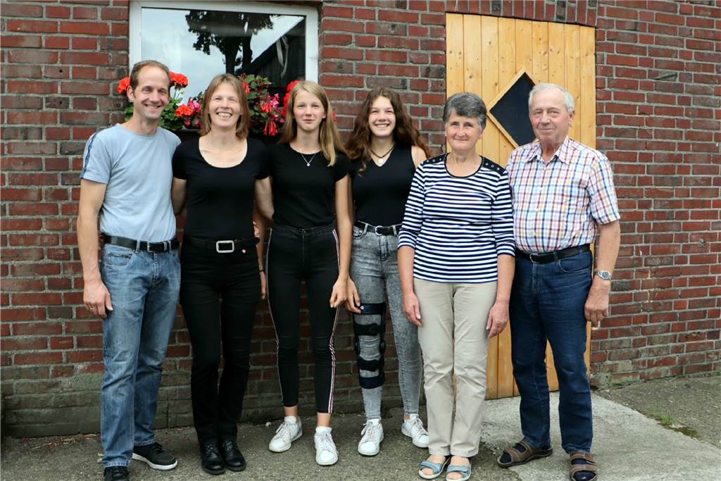 Dorstens kleinster Stadtteil bietet vor allem viel Lebensqualität Drei Generationen einer landwirtschaftlich geprägten Familie: Die Kötters bewirtschaften in Deuten einen Milchviehbetrieb.