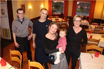 Drei Generationen Forsthaus-Gastronomie: Die Elf Monate alte Elisa Gentsch auf dem Arm von Mama Saskia Gentsch, der Geschäftsführerin. Deren Vater Marwan Gentsch (2. v. l.) kocht zusammen mit Beikoch Detlef Brenner. Birgit Gentsch ist im Service tätig.