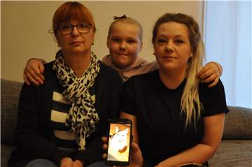 Drei Generationen Katzenliebhaberinnen: Nicole (53), Amelie (8) und Shirin (26) Gringel trauern um ihren Kater Loui, von dem sie sich nicht verabschieden konnten.