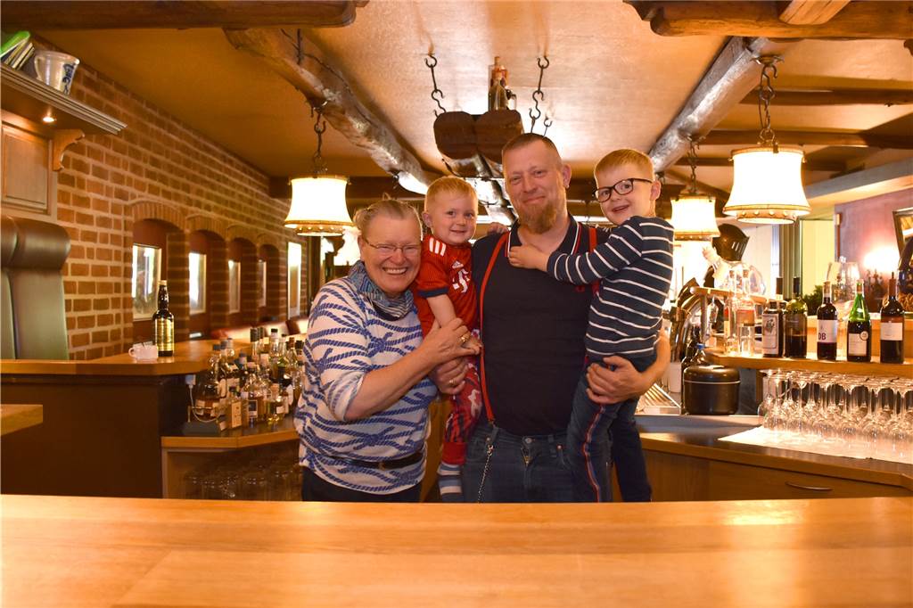 Ärger über Vandalismus: Theo Pass sperrt Kneipentür im Ollen Hues zu Drei Generationen Pass hinter dem Tresen: Maria Pass, ihr Sohn Theodor und die beiden Enkel Clemens (2, l.) und Benno (4). Der dritte im Bunde, Benno (6) war gerade unterwegs. Die Familie will dem Ärger rund um das Olle Hues einen Riegel vorschieben.