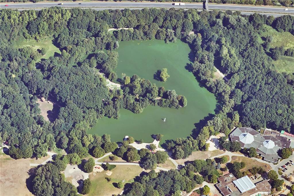 4000 Liter Abwasser von Dortmund Olé fließen in See des Revierparks Luftbild vom See des Revierparks.