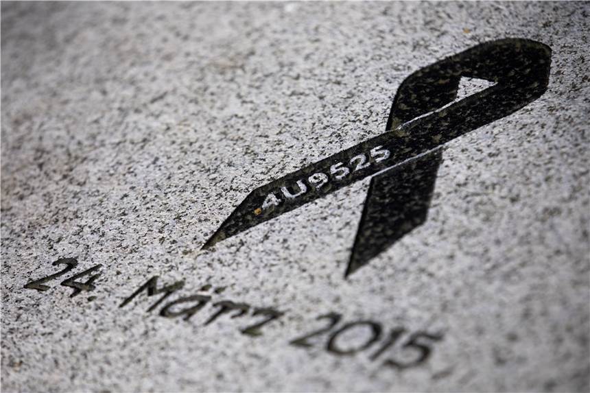 Germanwings-Absturz: Hinterbliebene klagen in Hamm weiter auf Schmerzensgeld Drei Hinterbliebene klagen vor dem Oberverwaltungsgericht in Hamm weiter gegen Germanwings. Sie fordern Schmerzensgeld von der Fluggesellschaft.