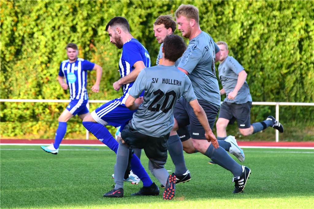 Drei Hullerner gegen Jörn Hümmer: Am Ende setzte sich der Flügelspieler mit dem ETuS Haltern verdient durch.