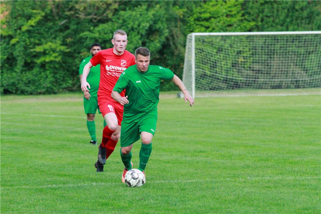 Dominik Herrmann gewinnt gegen seinen Ex-Verein SV Stockum Dominik Herrmann am Ball.