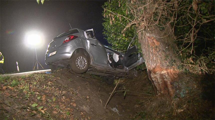 Drei junge Menschen sterben bei Unfall im Münsterland Drei junge Menschen sind am frühen Montagmorgen bei einem schweren Autounfall in Velen im Münsterland ums Leben gekommen. Die 20 Jahre alte Fahrerin überlebte als Einzige in dem mit vier Personen besetzten Fahrzeug, das von der glatten Straße abkam und gegen einen Baum prallte.
