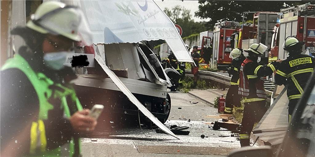 Unfall auf der A2: Mann (67) getötet, Autobahn über Stunden gesperrt Drei Lastwagen krachten am Donnerstag (19.5.) gegen 9.30 Uhr auf der A2 zusammen. Der Unfall in Fahrtrichtung Hannover in Höhe Mengede sorgte für mehrere Kilometer Stau. Es gab ein Todesopfer und zwei Leichtverletzte.