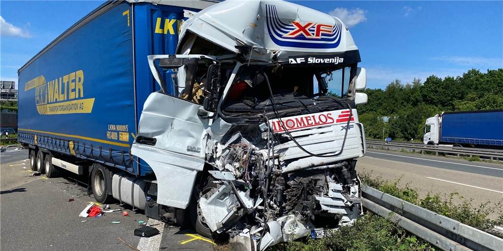 Unfall mit drei Lkw im Kreuz Dortmund-Nordwest - A2 teilweise befahrbar Drei Lkw sind am Mittwochmorgen auf der A2 kollidiert. Ein Fahrer wurde in seinem Fahrerhaus eingeklemmt und schwer verletzt geborgen.