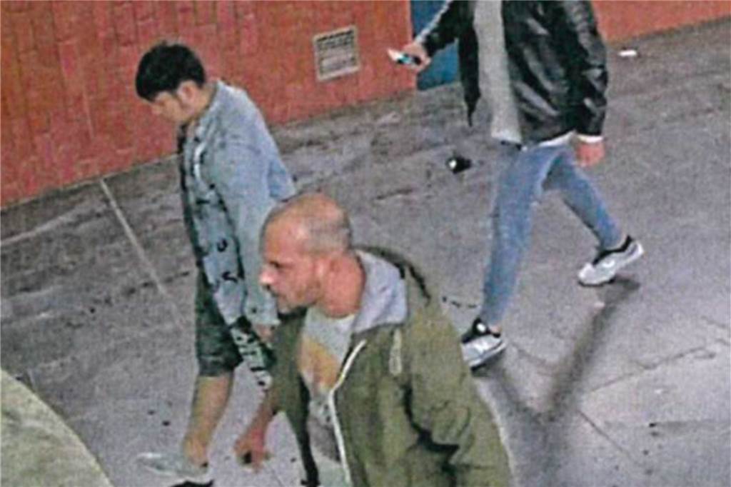 Männer prügeln Stadtmitarbeiter an Nordstadt-Haltestelle krankenhausreif Drei Männer sollen einen Stadtmitarbeiter krankenhausreif geprügelt haben.