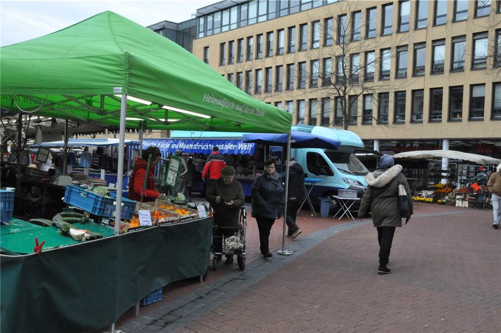 Lünen-Mitte: Gute Gastronomie-Auswahl aber zu wenig Raum für Kinder Drei mal in der Woche ist Markt auf dem Willy-Brandt-Platz in Lünen-Mitte, dienstags und freitags Wochenmarkt und am Samstag Viktualienmarkt.