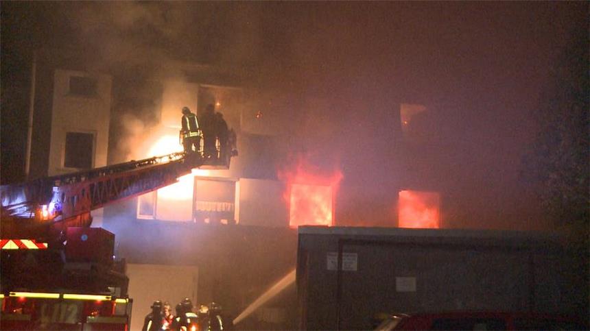 Feuerwehr rettet drei Menschen aus brennendem Haus Drei Menschen sind bei dem Wohnungsbrand an der Kaiserstraße verletzt worden.