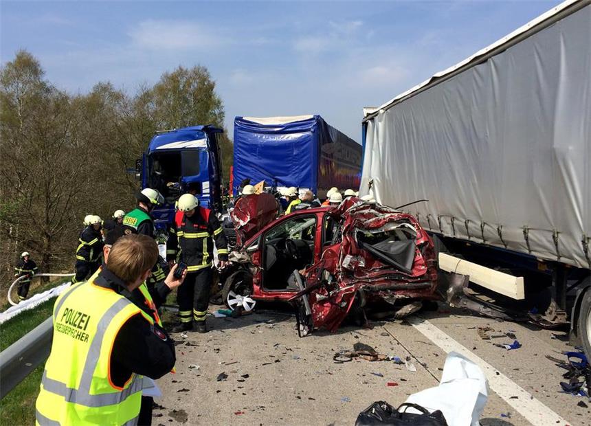 LKW aus Dortmund kracht in Stauende - drei Tote Drei Menschen starben bei diesem Unfall auf der A1.