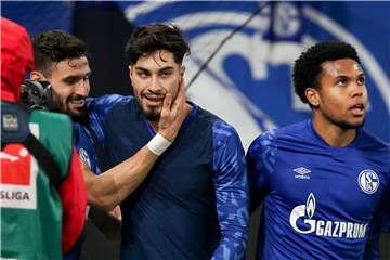 Drei minus zwei ist eins: Nur Suat Serdar (Mitte) spielt von diesem Trio (wahrscheinlich) auch in der kommenden Saison auf Schalke. Daniel Caligiuri (l.) und Weston McKennie spielen dann für den FC Augsburg bzw. für Juventus Turin.