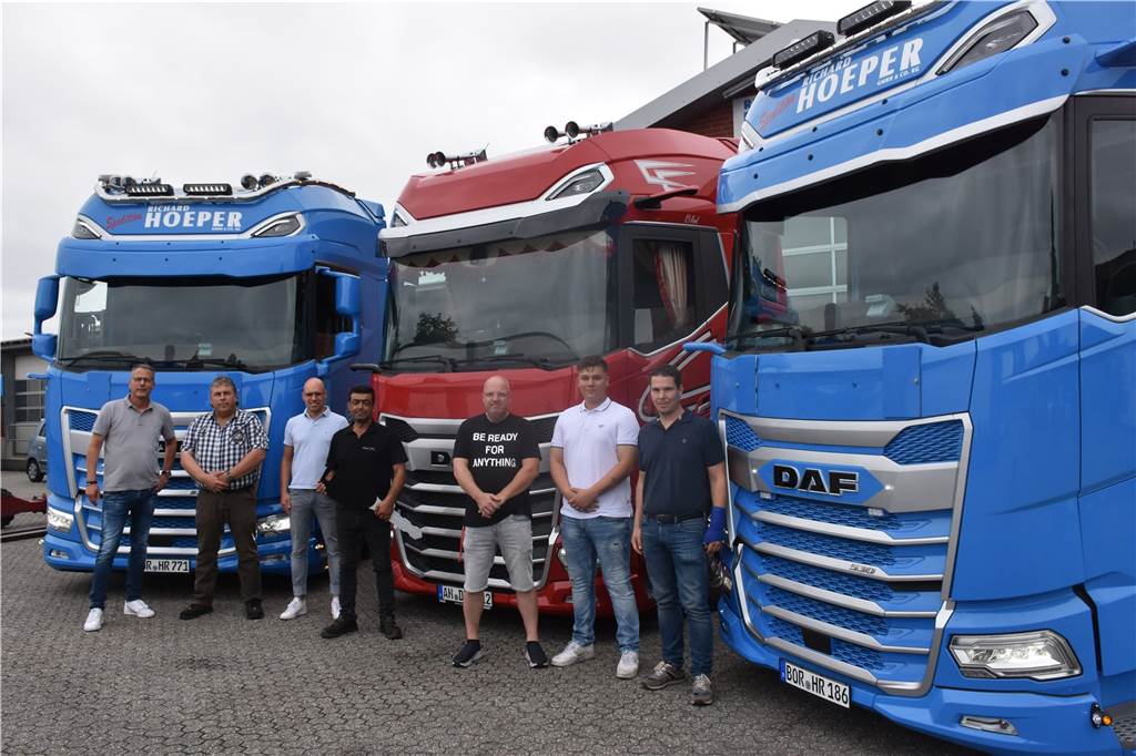 Spedition Hoeper investiert: Zufriedenheit der Fahrer wichtiger denn je Drei neue LKWs von der Firma DAF gab es für die Fahrer Dirk Andres, Erol Ögrünc und Ronald Boerman.
