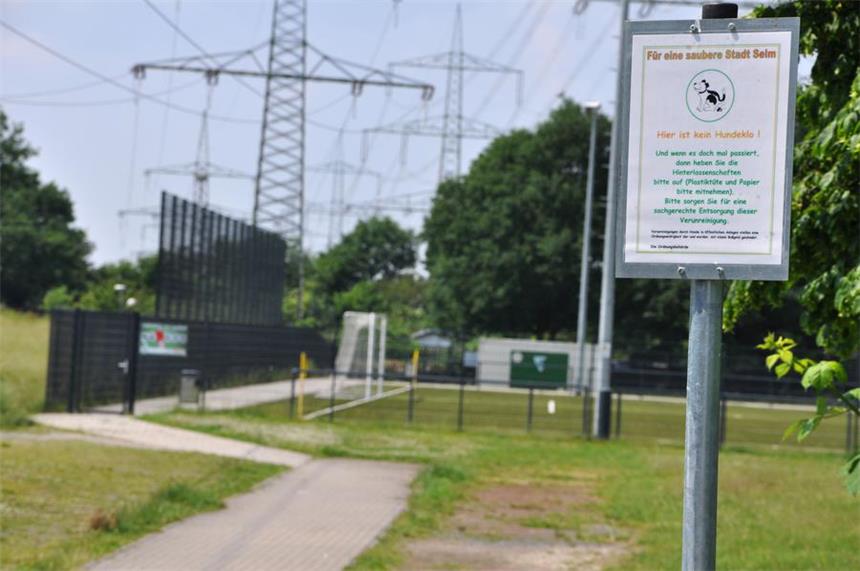 Hundekot-Situation am Sportplatz ist "erschreckend" Drei neue Schilder hat die Stadt Selm nach eigenen Angaben rund um den Sportplatz in Bork aufgestellt – mit dem Hinweis, dass der Bereich kein Hundeklo ist. Ulrike Offermann von der Kita St. Trinitatis hofft auf Besserung. Sie ärgert sich immer wieder über Hundebesitzer, die die Haufen einfach liegen lassen.