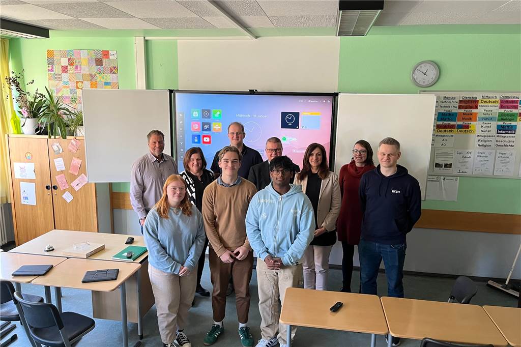 Schulen in Schermbeck machen weiteren Digitalisierungs-Schritt Drei Schüler der Schermbecker Gesamtschule (v.), Gerd Abelt, Allgemeiner Vertreter von Bürgermeister Mike Rexforth (h. v. l.), Heike Ahr, didaktische Leiterin der Gesamtschule Schermbeck, Andras Schulte, IT-Verantwortlicher der Gemeinde Schermbeck, Norbert Hohmann, Leiter der Gesamtschule Schermbeck, Kerstin Niklas-Jana, stellvertretende Schulleiterin, Stephanie Pozinski, Schulverwaltung, sowie Marius Wilgus, Admin vor Ort vom Rechenzentrum Niederrhein, stehen vor einer der digitalen Tafeln.