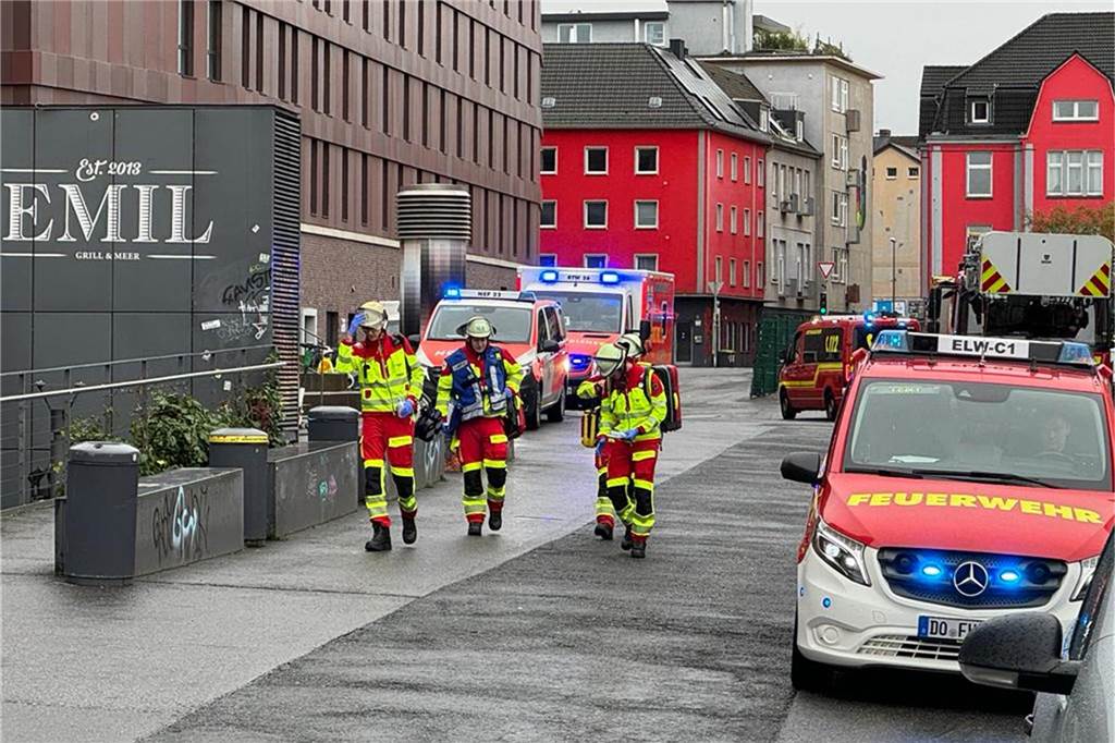Verletzte Schüler am Robert-Schuman-Berufskolleg: Fotos vom Großeinsatz von Feuerwehr und Rettungsdienst Drei Schülerinnen und Schüler wurden vom Rettungsdienst ins Krankenhaus gebracht, nachdem sie von Reizgas leicht verletzt worden waren. Gegen 11 Uhr waren Feuerwehr und Rettungsdienst alarmiert worden